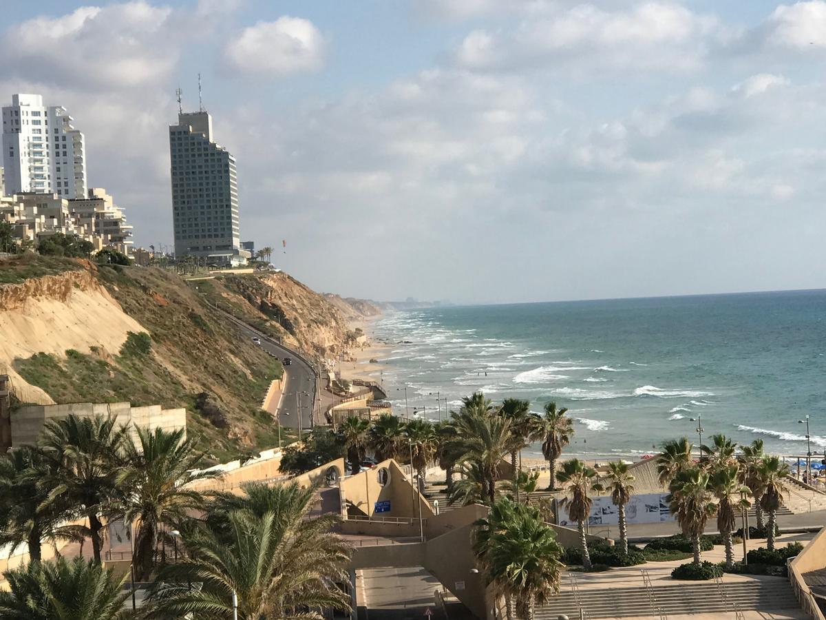 Amazing Apartment For 3 Guests Steps From The Beach Netanya Exterior foto